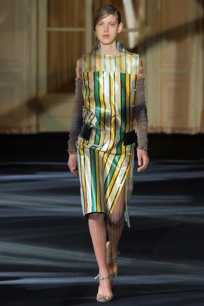 Look 16